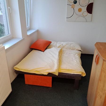 Apartman Obecni Hostinec Provodov (Hradec Kralove) ภายนอก รูปภาพ