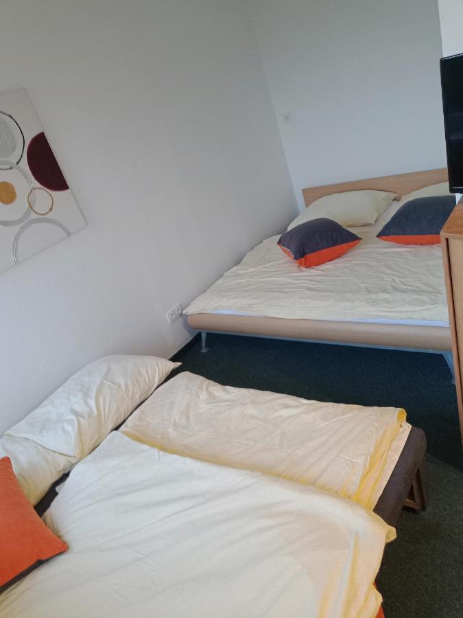 Apartman Obecni Hostinec Provodov (Hradec Kralove) ภายนอก รูปภาพ